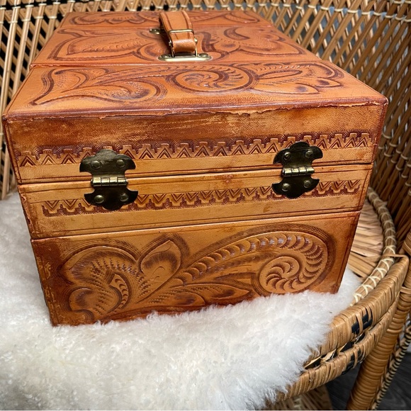 Vintage Embossed Leather Jewelry Box - Picture 5 of 9